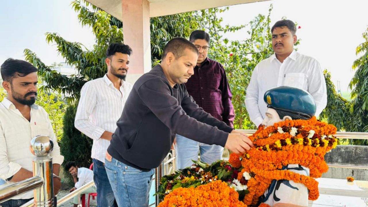 पुलवामा शहीद पंकज त्रिपाठी की सातवीं पुण्यतिथि पर उमड़ा जनसैलाब, गांव ने दी भावभीनी श्रद्धांजलि