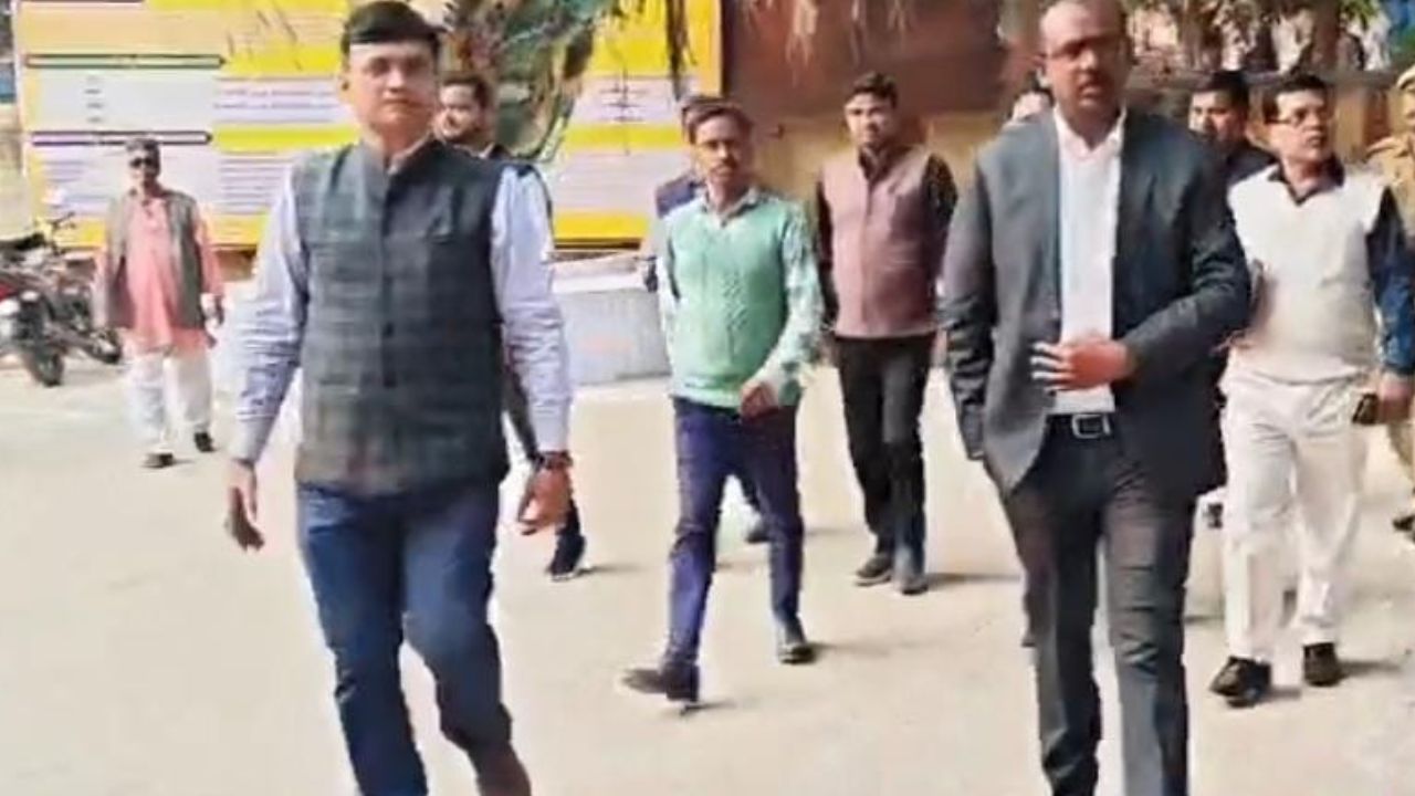 Mahrajganj: सीएचसी निचलौल में डीएम का छापा, बाहर की दवा लिखने पर डॉक्टरों को फटकार