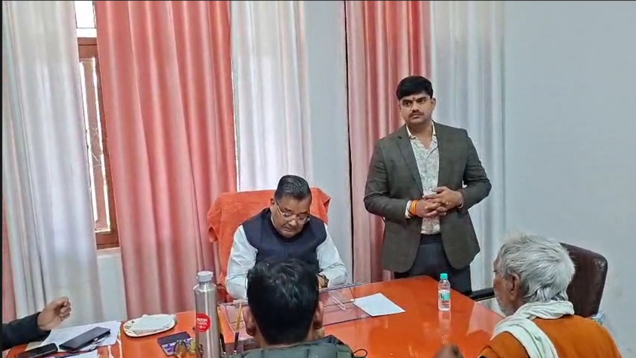 मैनपुरी: कैबिनेट मंत्री जयवीर सिंह ने किया जनता से संवाद, अधिकारियों को तुरंत कार्रवाई के आदेश