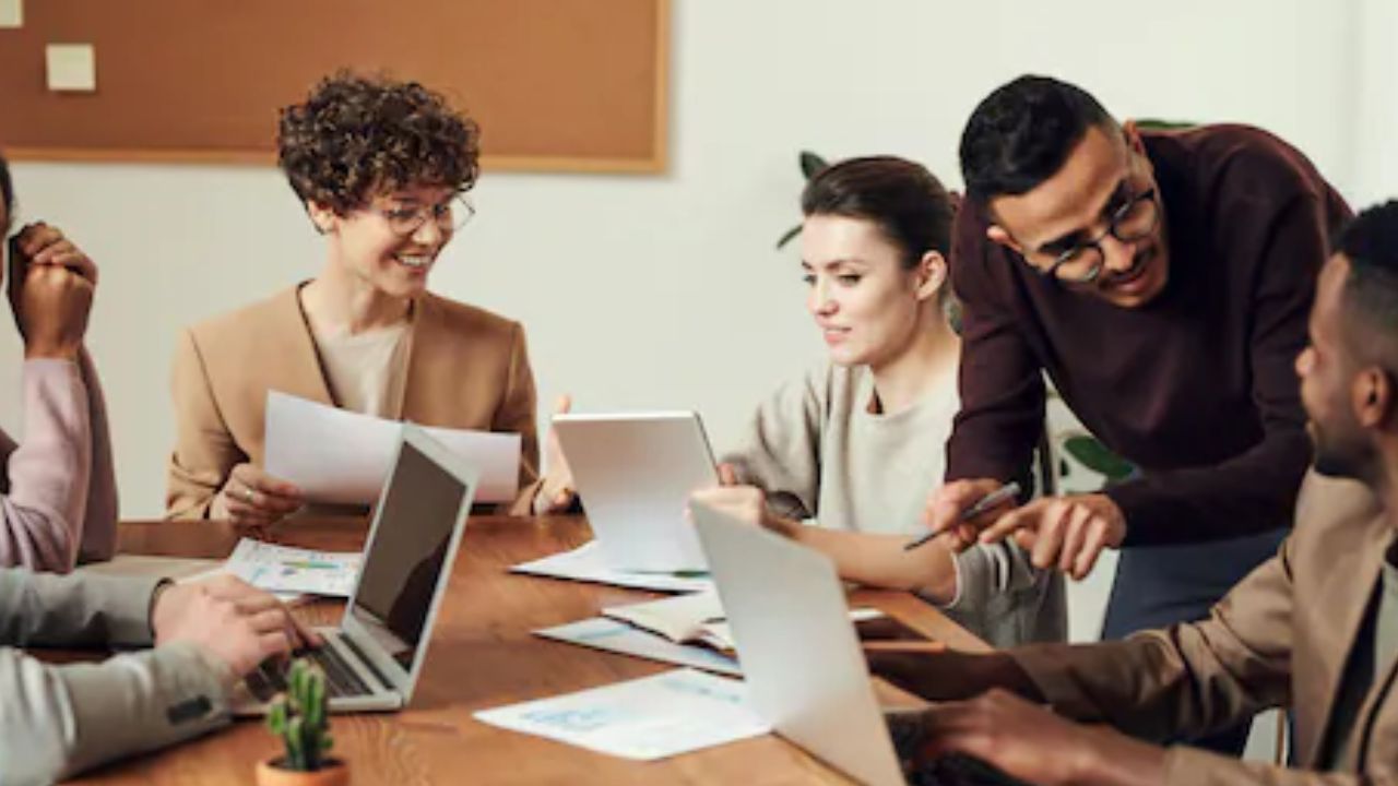 ग्रेजुएट अपरेंटिस को इस प्रशिक्षण अवधि के दौरान 12,300 रुपये प्रतिमाह मिलेगा। वहीं, टेक्नीशियन अपरेंटिस को 10,900 रुपये प्रतिमाह का वजीफा मिलेगा। इस प्रशिक्षण से उम्मीदवारों को सरकारी संस्थानों में वास्तविक अनुभव प्राप्त करने का मौका मिलेगा और भविष्य में स्थायी सरकारी नौकरी की संभावनाएं मजबूत होंगी।(फोटो सोर्स- इंटरनेट)