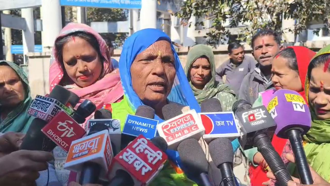 Dehradun News: कुडकावाल में गंदा पानी मिलने से ग्रामीणों में फूटा गुस्सा, आंदोलन की चेतावनी