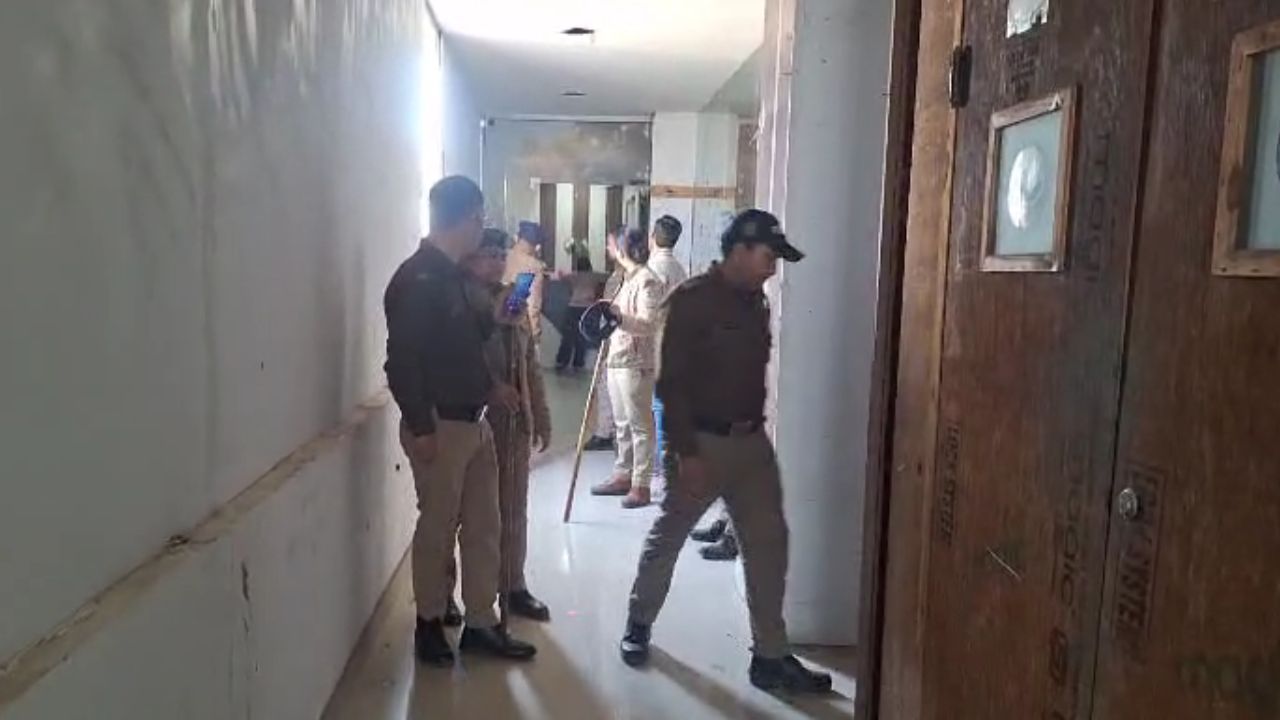 Dehradun: देह व्यापार की सूचना पर पुलिस की होटलों पर छापेमारी, होटल संचालकों को दी हिदायत  