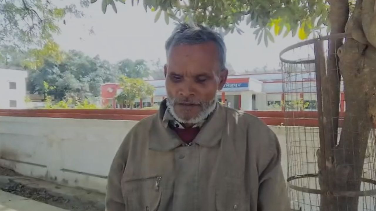 आधी रात अम्बेडकरनगर में इंसानियत शर्मसार, बेबस शख्स की दास्तां झकझोर देगी