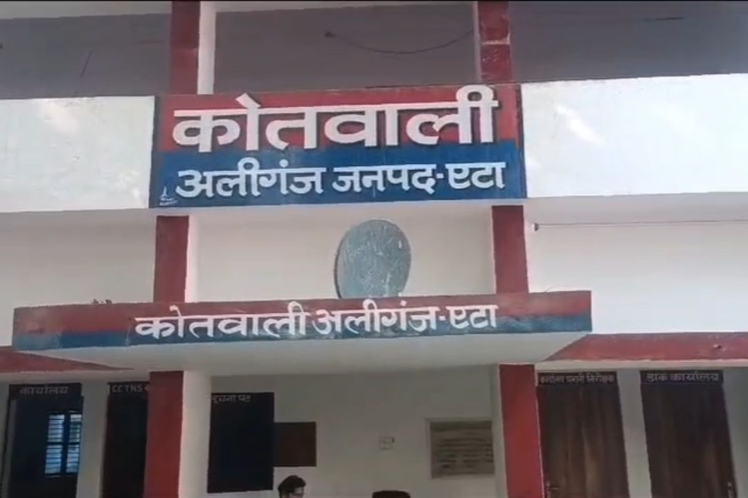 Etah News: तीन दुकानों में सेंधमारी से हड़कंप, CCTV में कैद हुई पूरी वारदात