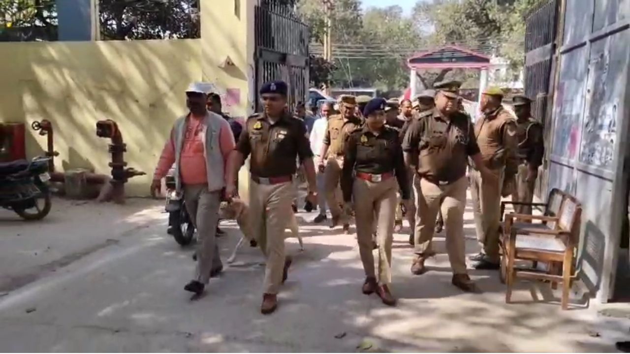 Etah: न्यायालय परिसर में पुलिस ने चलाया सुरक्षा अभियान, संदिग्धों और वाहनों की की गई जांच
