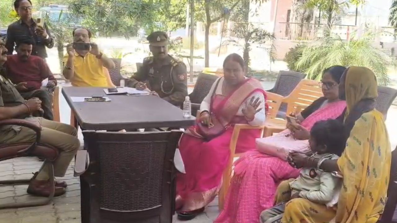 Fatehpur: गुलाबी गैंग ने थाना पहुंचकर जताया आक्रोश, की ये मांग