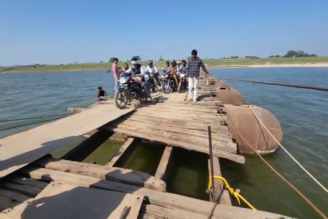 Fatehpur News: फतेहपुर वासियों की जिंदगी के साथ बड़ा खिलवाड़, मंडरा रहा मौत का साया