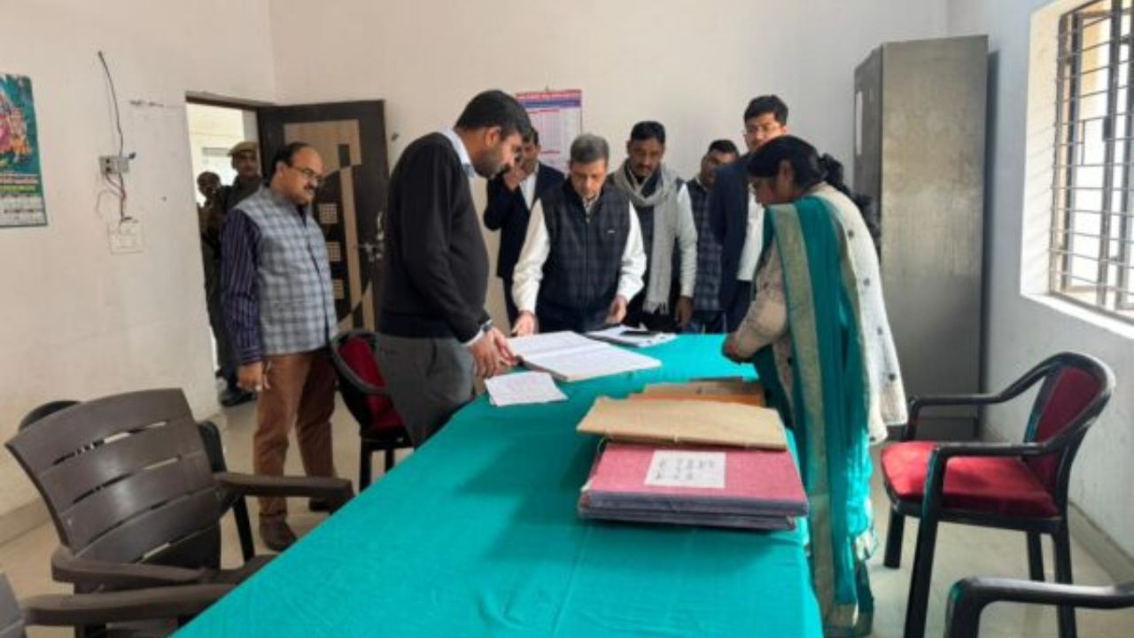 Gorakhpur News: डीएम के औचक निरीक्षण से भौचक तहसील कैंपियरगंज, अफसरों को दी ये हिदायत