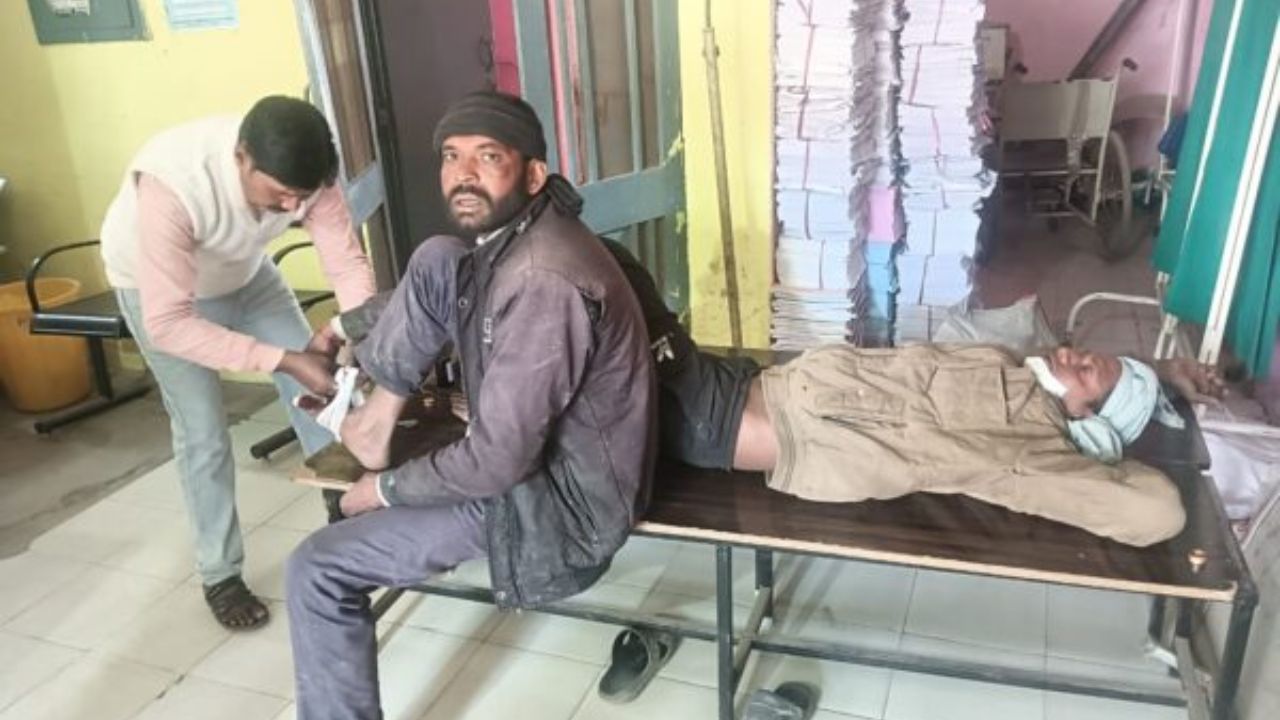 Fatehpur: बेकाबू ट्रक से बचने के प्रयास में गड्ढे में कूदे बाइक सवार, अस्पताल में भर्ती