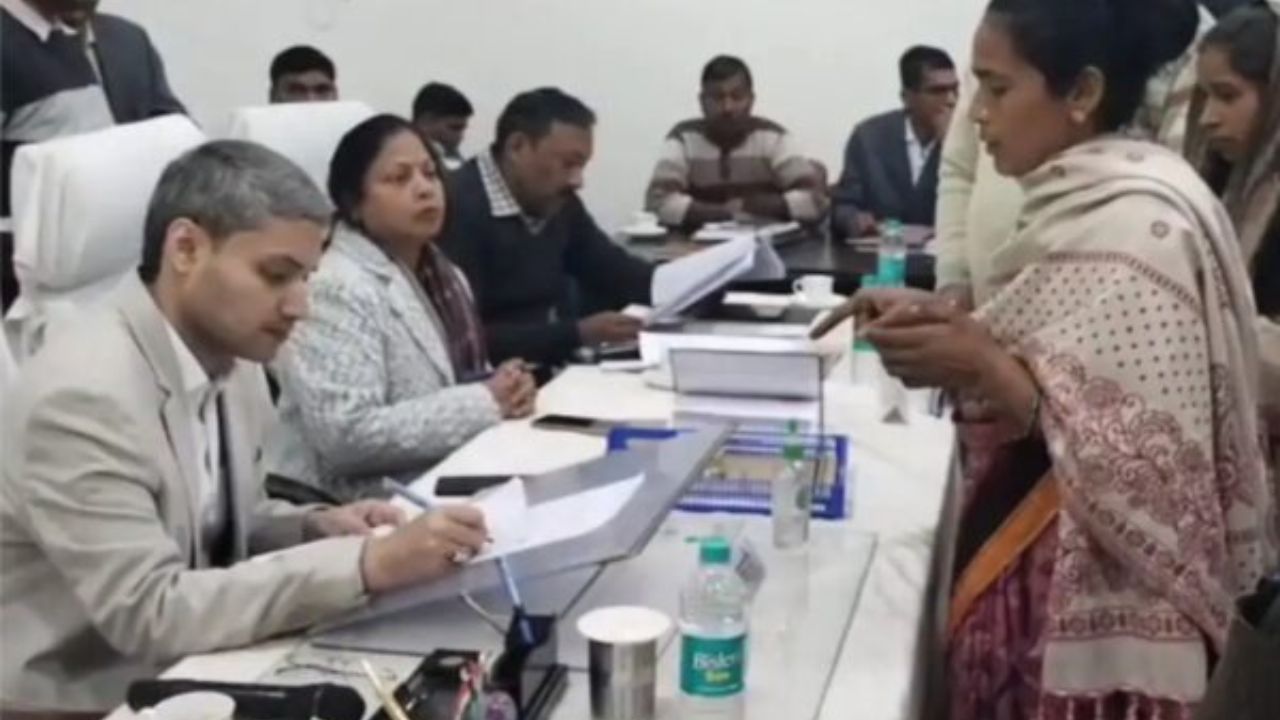 Uttar Pradesh: फतेहपुर में विधवा ने जिलाधिकारी से लगाई न्याय की गुहार, प्रशासन को दी ये खुली चेतावनी