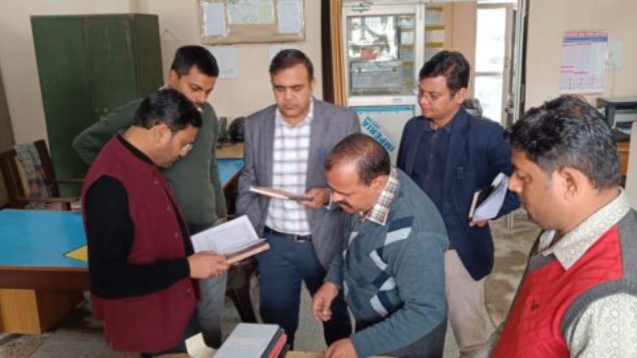 Gorakhpur News: मंडलायुक्त निरीक्षण से पहले DM दीपक मीणा की सख्ती, कलेक्ट्रेट में फाइलों की छानबीन शुरू