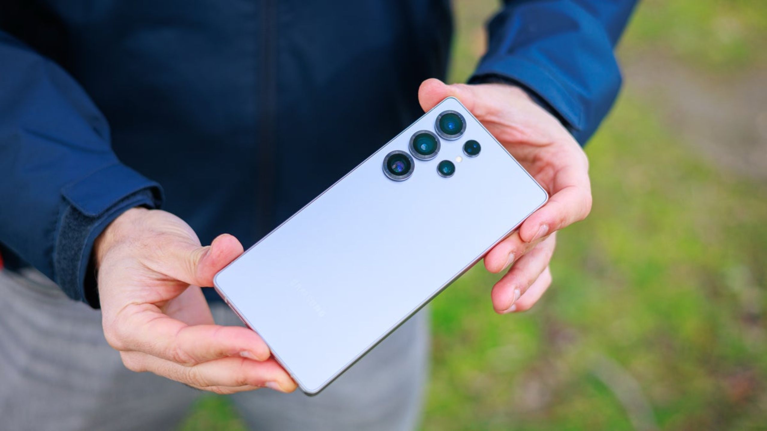 Samsung ने भी टॉप-10 लिस्ट में तीन स्थान हासिल किए। Galaxy A16 5G साल 2025 का सबसे ज्यादा बिकने वाला Android स्मार्टफोन बना। वहीं Galaxy S25 Ultra लगातार दूसरे साल टॉप-10 में शामिल रहा। रिपोर्ट के मुताबिक जापान में इसकी हिस्सेदारी तीन गुना से ज्यादा बढ़ी, जबकि भारत में डबल डिजिट ग्रोथ दर्ज की गई। (Img Source: Google)