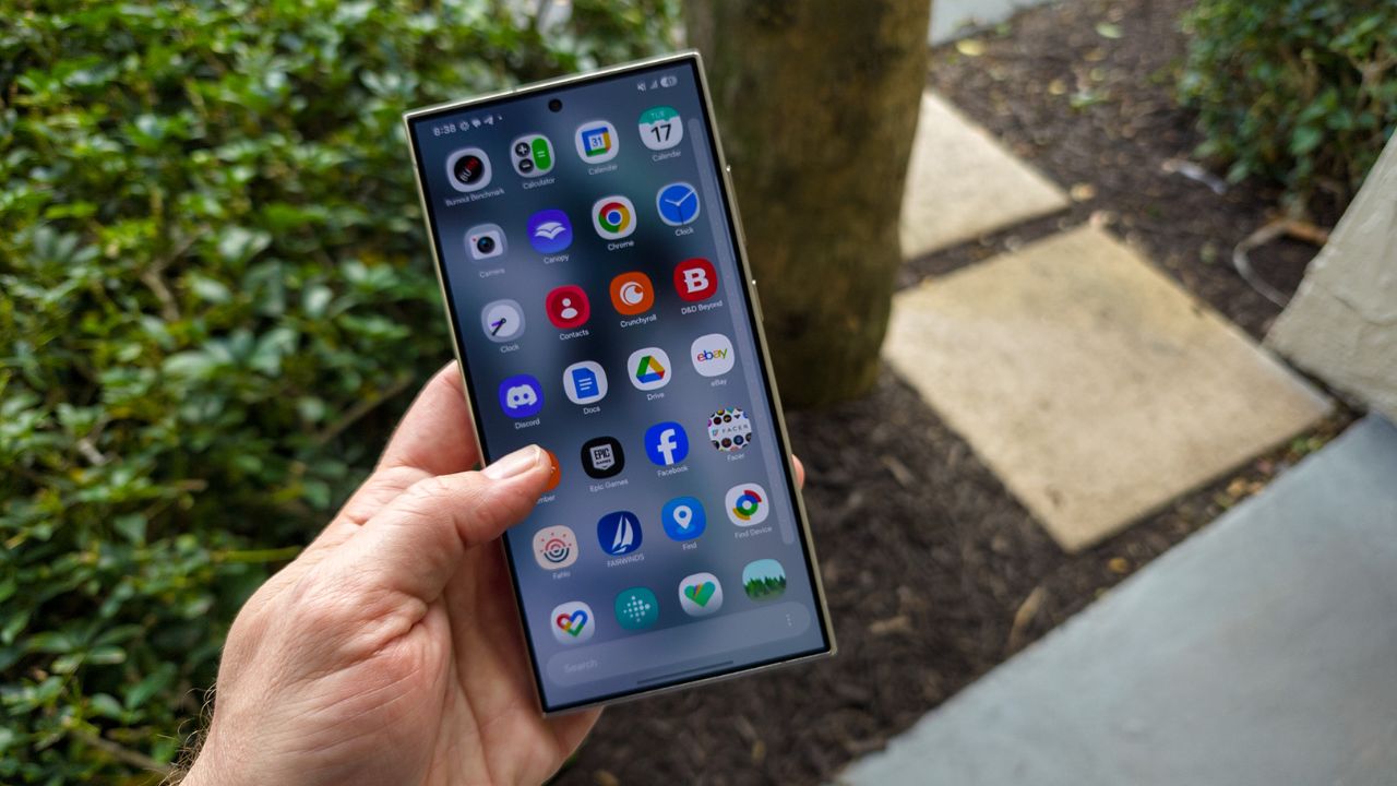 बेहतर चिपसेट और AI यूनिट के कारण पावर मैनेजमेंट भी अपग्रेड हो सकता है। संभावना है कि बैटरी लाइफ लंबी हो और चार्जिंग स्पीड में भी सुधार मिले। कंपनी की फ्लैगशिप सीरीज आमतौर पर साल की शुरुआत में लॉन्च होती है। ऐसे में उम्मीद है कि Galaxy S26 Ultra को 2026 की पहली तिमाही में पेश किया जा सकता है। हालांकि, आधिकारिक घोषणा अभी बाकी है। (Img Source: Google) बेहतर चिपसेट और AI यूनिट के कारण पावर मैनेजमेंट भी अपग्रेड हो सकता है। संभावना है कि बैटरी लाइफ लंबी हो और चार्जिंग स्पीड में भी सुधार मिले। कंपनी की फ्लैगशिप सीरीज आमतौर पर साल की शुरुआत में लॉन्च होती है। ऐसे में उम्मीद है कि Galaxy S26 Ultra को 2026 की पहली तिमाही में पेश किया जा सकता है। हालांकि, आधिकारिक घोषणा अभी बाकी है। (Img Source: Google)