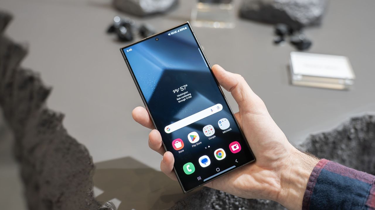 हालांकि मौजूदा Ultra मॉडल्स में पहले से ही हाई-रेजोल्यूशन कैमरा सेटअप मिलता है, लेकिन S26 Ultra में इमेज प्रोसेसिंग को और बेहतर किया जा सकता है। डायनामिक रेंज, लो-लाइट फोटोग्राफी और पेरिस्कोप जूम में सुधार देखने को मिल सकता है। AI आधारित सीन ऑप्टिमाइजेशन और बेहतर नाइट मोड इसे प्रो-लेवल कैमरा फोन बना सकते हैं। (Img Source: Google) हालांकि मौजूदा Ultra मॉडल्स में पहले से ही हाई-रेजोल्यूशन कैमरा सेटअप मिलता है, लेकिन S26 Ultra में इमेज प्रोसेसिंग को और बेहतर किया जा सकता है। डायनामिक रेंज, लो-लाइट फोटोग्राफी और पेरिस्कोप जूम में सुधार देखने को मिल सकता है। AI आधारित सीन ऑप्टिमाइजेशन और बेहतर नाइट मोड इसे प्रो-लेवल कैमरा फोन बना सकते हैं। (Img Source: Google)