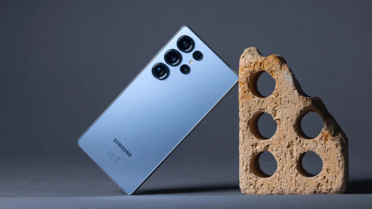 रिपोर्ट्स के मुताबिक, Galaxy S26 Ultra में नया M14 OLED पैनल दिया जा सकता है। यह पैनल ज्यादा ब्राइट और पावर एफिशिएंट माना जा रहा है। संभावना है कि यह 3,500 निट्स तक की पीक ब्राइटनेस सपोर्ट करे, जिससे तेज धूप में भी स्क्रीन क्लियर दिखाई देगी। एंटी-रिफ्लेक्टिव कोटिंग को भी बेहतर किया जा सकता है, जिससे आउटडोर विजिबिलिटी में सुधार होगा। (Img Source: Google) रिपोर्ट्स के मुताबिक, Galaxy S26 Ultra में नया M14 OLED पैनल दिया जा सकता है। यह पैनल ज्यादा ब्राइट और पावर एफिशिएंट माना जा रहा है। संभावना है कि यह 3,500 निट्स तक की पीक ब्राइटनेस सपोर्ट करे, जिससे तेज धूप में भी स्क्रीन क्लियर दिखाई देगी। एंटी-रिफ्लेक्टिव कोटिंग को भी बेहतर किया जा सकता है, जिससे आउटडोर विजिबिलिटी में सुधार होगा। (Img Source: Google)