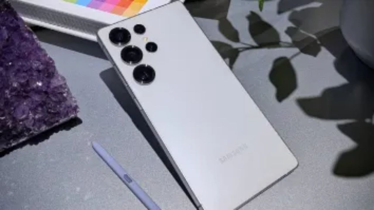 स्मार्टफोन मार्केट में फ्लैगशिप सेगमेंट की चर्चा इन दिनों एक बार फिर तेज है। सैमसंग के अपकमिंग प्रीमियम डिवाइस Galaxy S26 Ultra को लेकर लगातार नई जानकारियां सामने आ रही हैं। डिजाइन, डिस्प्ले और प्रोसेसर से जुड़े कई स्पेसिफिकेशंस लीक हो चुके हैं, लेकिन अब कुछ और बड़े अपग्रेड्स की भी चर्चा हो रही है जो इसे 2026 का सबसे पावरफुल एंड्रॉयड फोन बना सकते हैं। (Img Source: Google) स्मार्टफोन मार्केट में फ्लैगशिप सेगमेंट की चर्चा इन दिनों एक बार फिर तेज है। सैमसंग के अपकमिंग प्रीमियम डिवाइस Galaxy S26 Ultra को लेकर लगातार नई जानकारियां सामने आ रही हैं। डिजाइन, डिस्प्ले और प्रोसेसर से जुड़े कई स्पेसिफिकेशंस लीक हो चुके हैं, लेकिन अब कुछ और बड़े अपग्रेड्स की भी चर्चा हो रही है जो इसे 2026 का सबसे पावरफुल एंड्रॉयड फोन बना सकते हैं। (Img Source: Google)