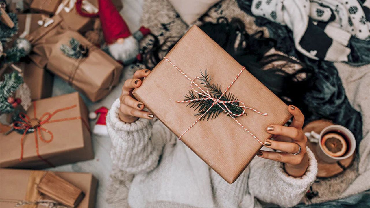 अगर आप सुरक्षित और प्यारा विकल्प चुनना चाहते हैं तो फूल, चॉकलेट, पर्सनलाइज्ड गिफ्ट, फोटो फ्रेम, ज्वेलरी या कोई ऐसा तोहफा दें जो आपके रिश्ते की यादों से जुड़ा हो। सबसे जरूरी बात यह है कि गिफ्ट दिल से दिया जाए। ध्यान रखें कि ये सभी बातें पारंपरिक मान्यताओं और विश्वासों पर आधारित हैं। असल मायने आपके इरादे और भावनाओं के होते हैं। (Img Source: Google) अगर आप सुरक्षित और प्यारा विकल्प चुनना चाहते हैं तो फूल, चॉकलेट, पर्सनलाइज्ड गिफ्ट, फोटो फ्रेम, ज्वेलरी या कोई ऐसा तोहफा दें जो आपके रिश्ते की यादों से जुड़ा हो। सबसे जरूरी बात यह है कि गिफ्ट दिल से दिया जाए। ध्यान रखें कि ये सभी बातें पारंपरिक मान्यताओं और विश्वासों पर आधारित हैं। असल मायने आपके इरादे और भावनाओं के होते हैं। (Img Source: Google)