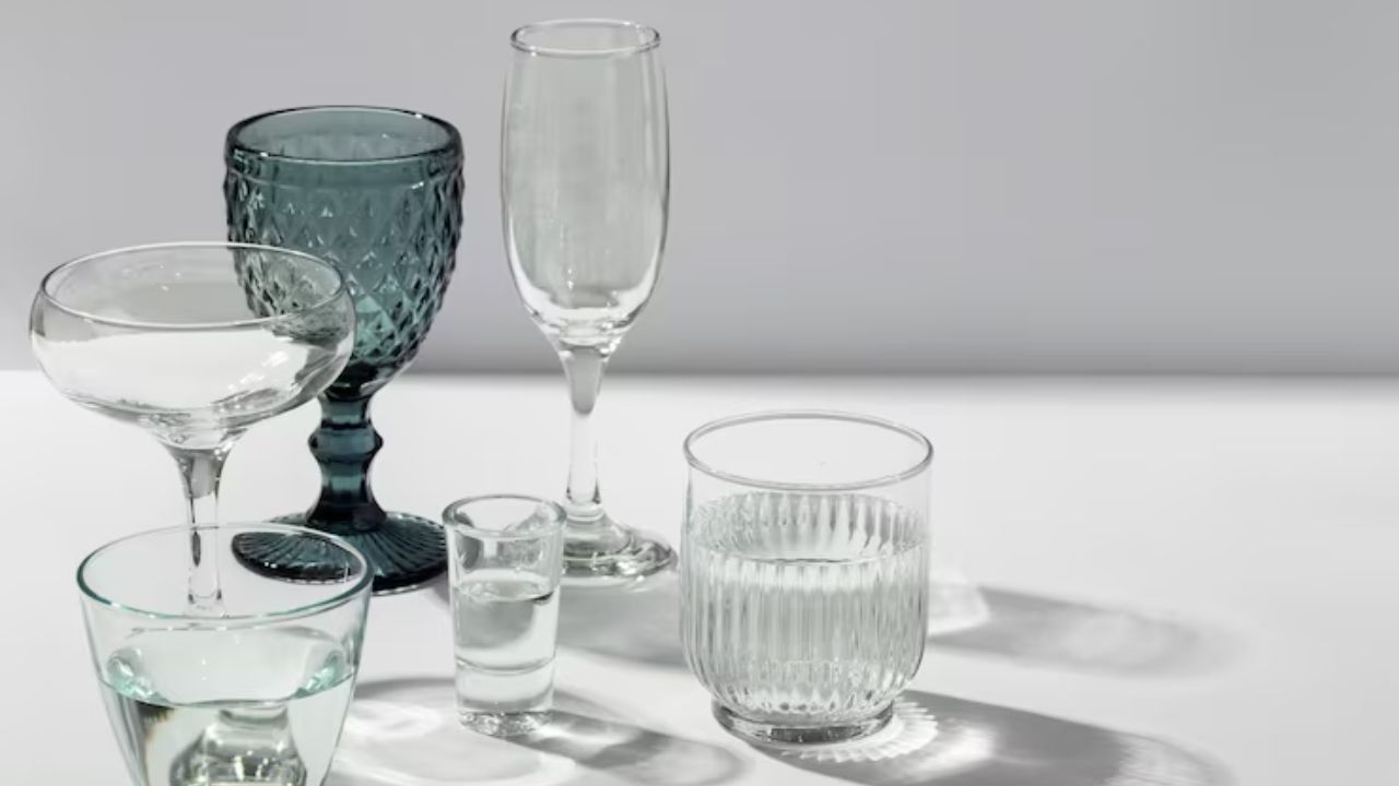 कांच को नाजुकता का प्रतीक माना जाता है। कांच का टूटना अशुभ माना जाता है, इसलिए कांच से बनी सजावटी वस्तुएं या शोपीस गिफ्ट करने से कुछ लोग बचते हैं। (Img Source: Google) कांच को नाजुकता का प्रतीक माना जाता है। कांच का टूटना अशुभ माना जाता है, इसलिए कांच से बनी सजावटी वस्तुएं या शोपीस गिफ्ट करने से कुछ लोग बचते हैं। (Img Source: Google)