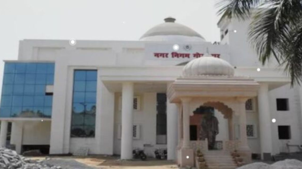 गोरखपुर में कार्य में कोताही बरतने पर नगर आयुक्त का एक्शन, इन कर्मियों पर गिरी गाज