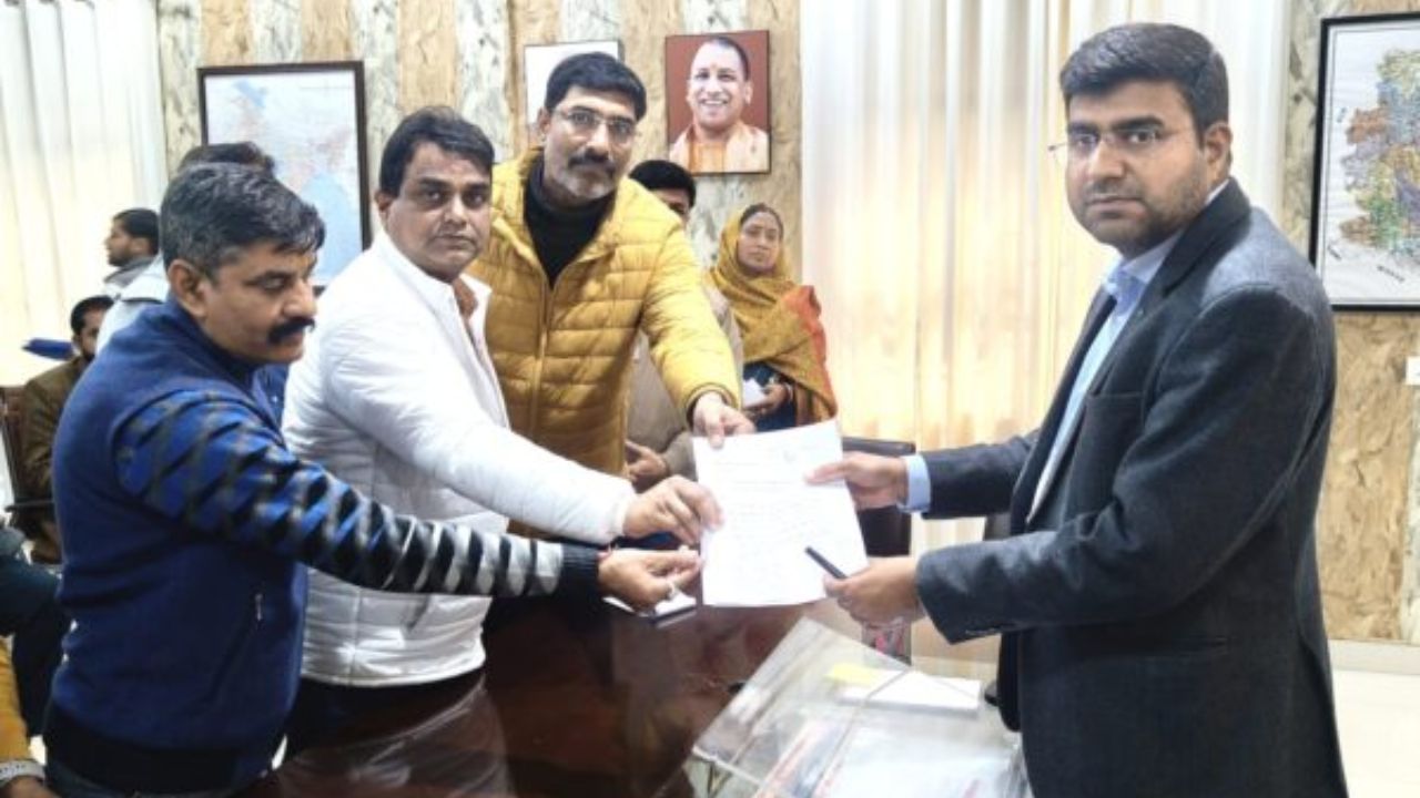 Gorakhpur: विरासत गलियारा लेकर व्यापारियों में आक्रोश, मंडलायुक्त–डीएम को सौंपा ज्ञापन