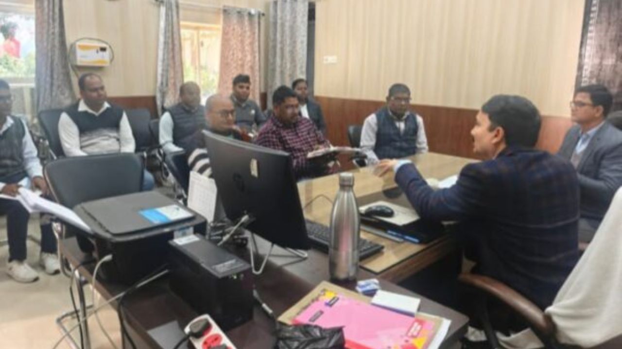 Gorakhpur: डीडीओ ने ग्राम पंचायत सचिवों की ली क्लास, इस योजना को लेकर दिये ये निर्देश