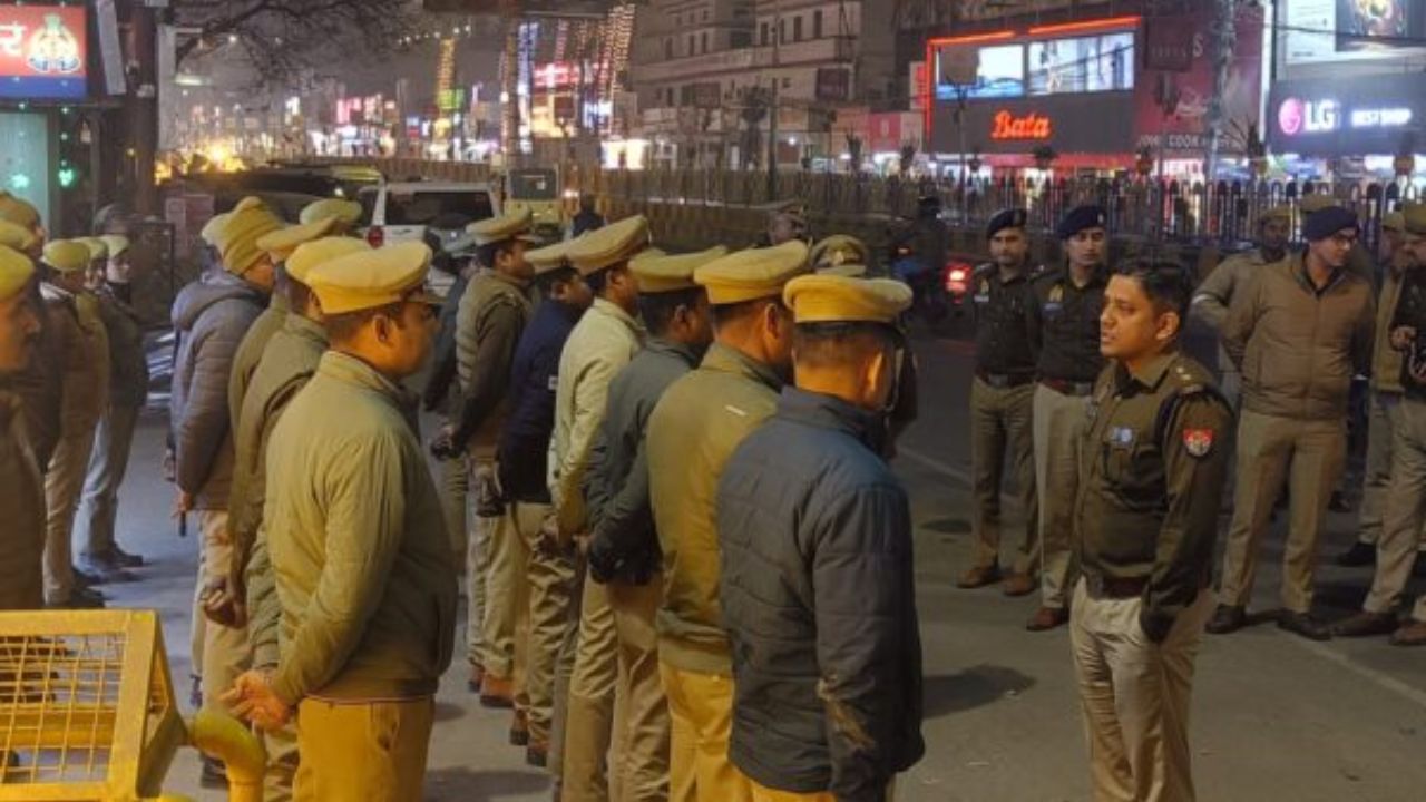 Gorakhpur: नवागत SSP डॉ. कौस्तुभ ने थाना कैण्ट क्षेत्र में की पैदल गश्त, पुलिकर्मियों को दिये ये निर्देश