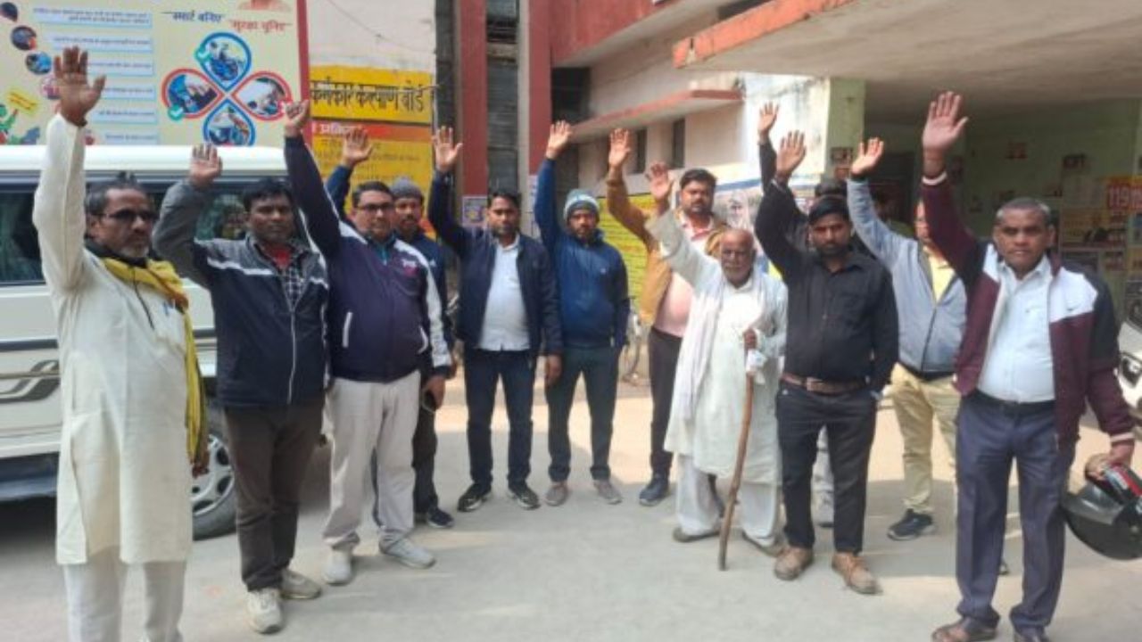 Gorakhpur News: ग्रामीणों ने कोटेदार हटाने की उठाई मांग, लगाये ये बड़े आरोप