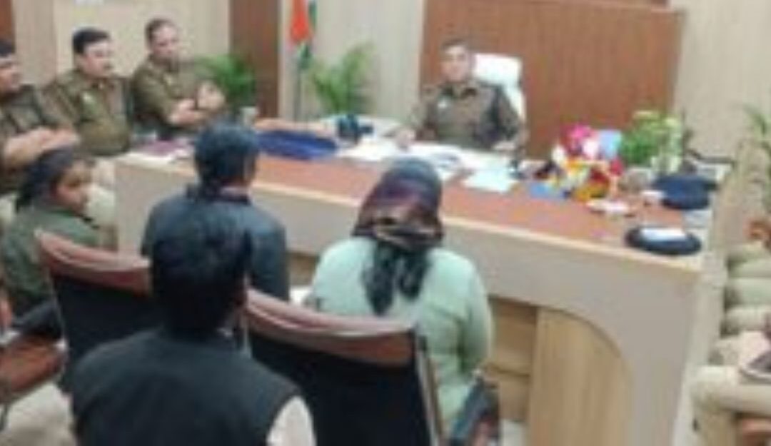 Gorakhpur News: जनता दरबार में एसएसपी का एक्शन मोड, शिकायतों पर तत्काल कार्रवाई के निर्देश