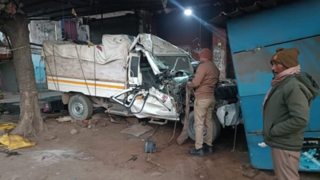 Gorakhpur Road Accident: सहजनवा में सड़क हादसा, बेलगाम पिकअप गुमटी में घुसी, चालक की मौत