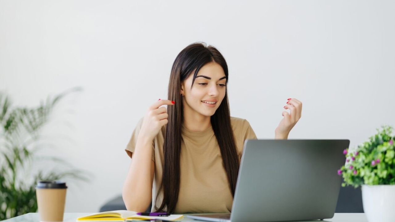 उम्मीदवार सुप्रीम कोर्ट की वेबसाइट sci.gov.in पर जाएं और “Apply Online” लिंक पर क्लिक करें। आवश्यक दस्तावेज अपलोड कर आवेदन शुल्क जमा करें। उसके बाद आवेदन सबमिट करें और PDF कॉपी डाउनलोड कर लें। समय रहते आवेदन करना जरूरी है, क्योंकि अंतिम तिथि 8 मार्च है। चयन के बाद वेतन और भत्तों का पैकेज आकर्षक रहेगा।(फोटो सोर्स- इंटरनेट)