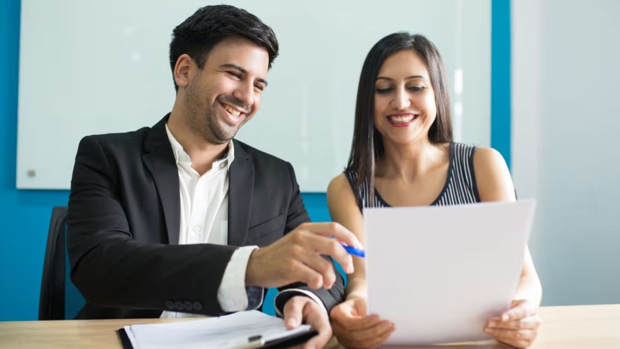 सहायक संपादक पद के लिए विधि की डिग्री या उच्च न्यायालय/इंग्लिश बार सदस्यता जरूरी है। सहायक निदेशक के लिए संग्रहालय विज्ञान में पोस्ट ग्रेजुएशन और अनुभव जरूरी है। वरिष्ठ न्यायालय सहायक के लिए न्यूनतम 55% अंक वाले पोस्ट ग्रेजुएशन की आवश्यकता है। सहायक पुस्तकालयाध्यक्ष के लिए पुस्तकालय विज्ञान की डिग्री और कंप्यूटर डिप्लोमा अनिवार्य है।(फोटो सोर्स- इंटरनेट)