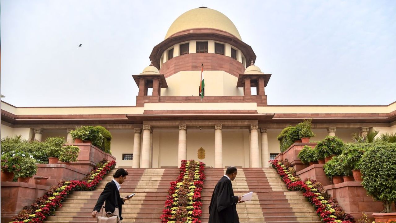 सहायक संपादक और सहायक निदेशक के लिए उम्र 30–40 वर्ष, वरिष्ठ न्यायालय सहायक के लिए अधिकतम 35 वर्ष, और सहायक पुस्तकालयाध्यक्ष के लिए अधिकतम 30 वर्ष है। आरक्षित वर्ग को आयु में छूट मिलेगी। आवेदन शुल्क सामान्य/OBC के लिए 1,500 रुपये, जबकि SC/ST, दिव्यांग और अन्य विशेष वर्ग के लिए 750 रुपये निर्धारित किया गया है।(फोटो सोर्स- इंटरनेट)