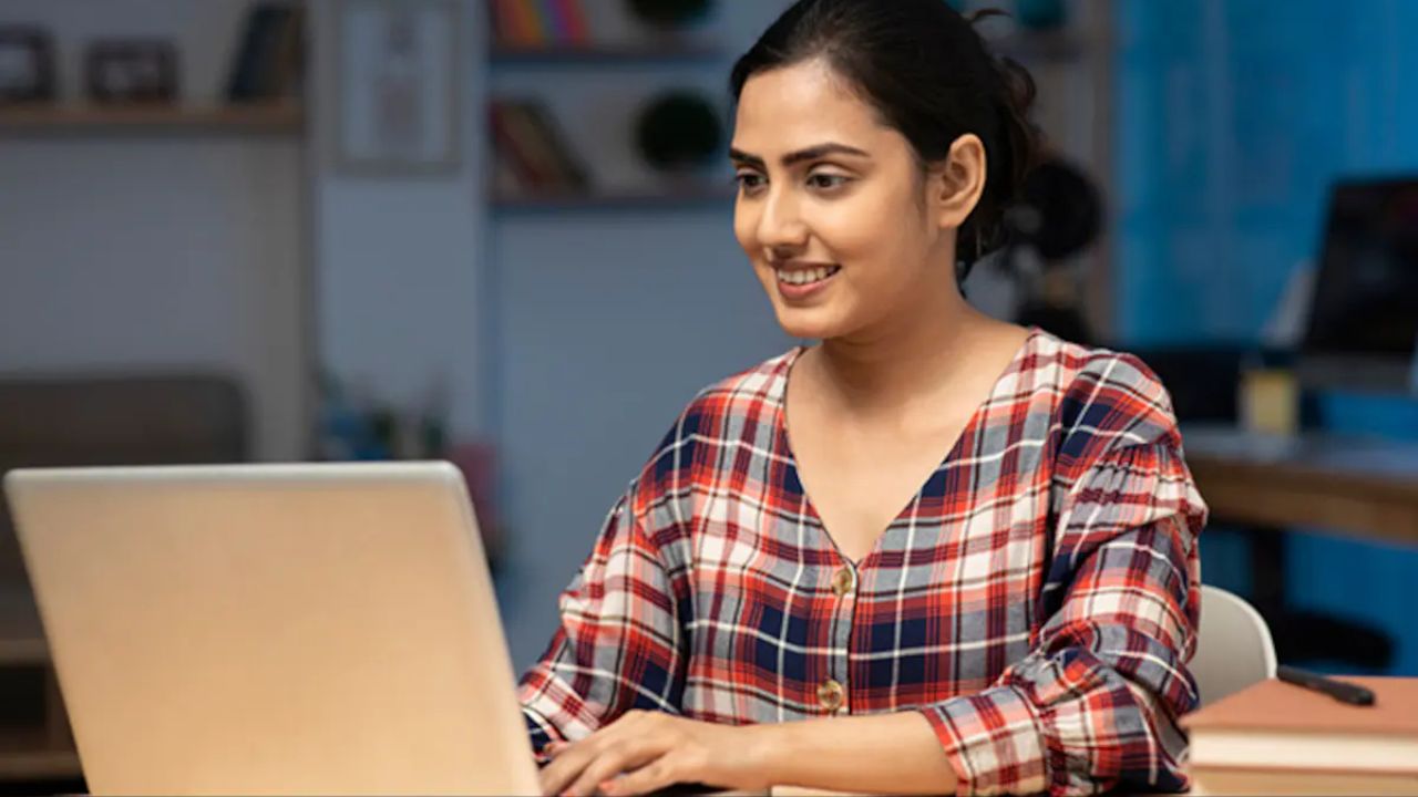 सुप्रीम कोर्ट ऑफ इंडिया ने सहायक संपादक, सहायक निदेशक, वरिष्ठ न्यायालय सहायक और सहायक पुस्तकालयाध्यक्ष पदों पर भर्ती का नोटिफिकेशन जारी किया है। कुल 22 पदों पर चयन होगा। सरकारी नौकरी के साथ आकर्षक वेतन और भत्ते भी दिए जाएंगे। योग्य उम्मीदवार 8 मार्च तक ऑनलाइन आवेदन कर सकते हैं। यह अवसर सुरक्षित और सम्मानजनक करियर चाहने वालों के लिए खास है।(फोटो सोर्स- इंटरनेट)