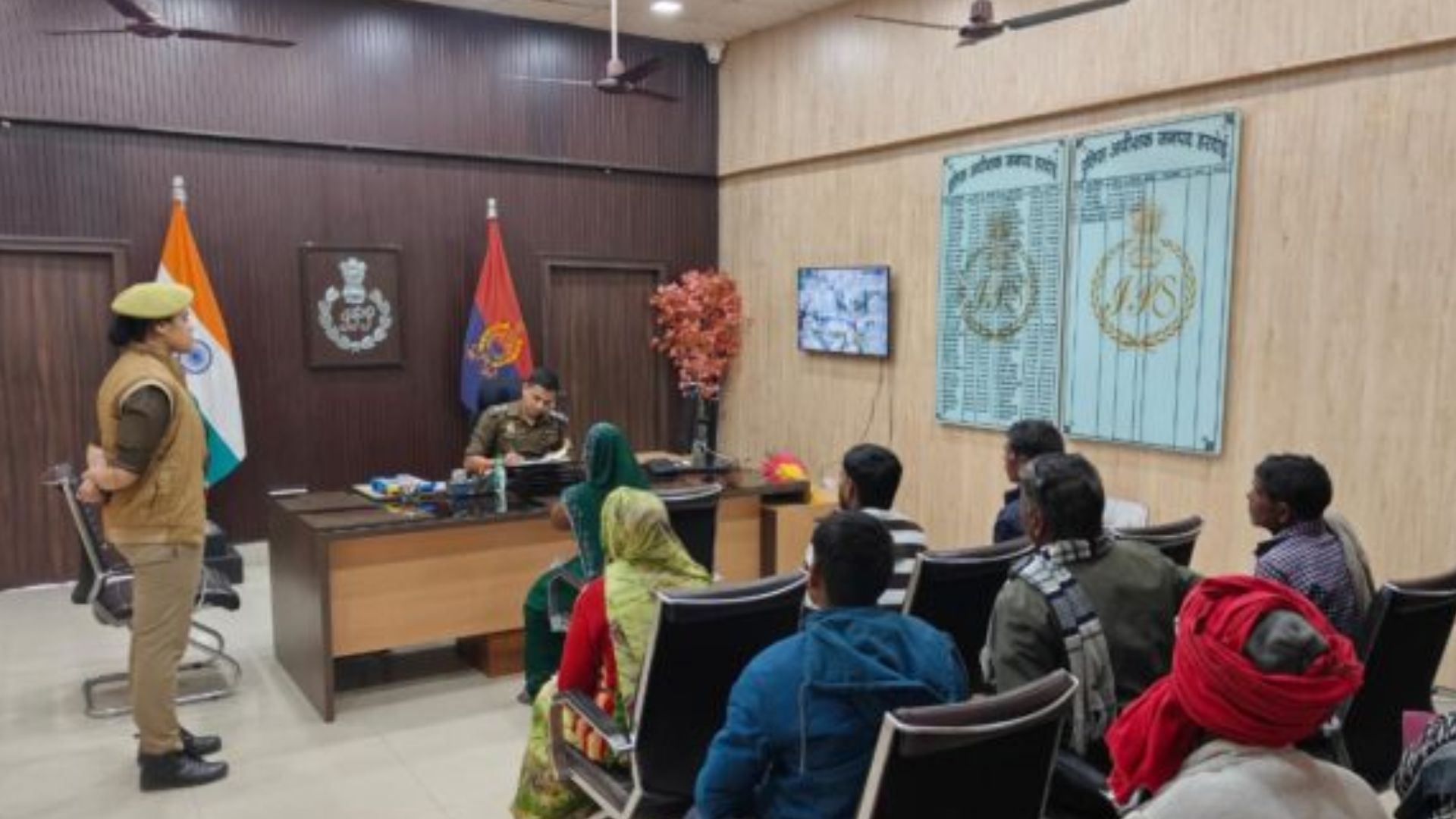 जनता दर्शन में उमड़ रही भीड़, क्या जमीनी स्तर पर अटक रहा है न्याय? हरदोई में जमीन विवादों की भरमार