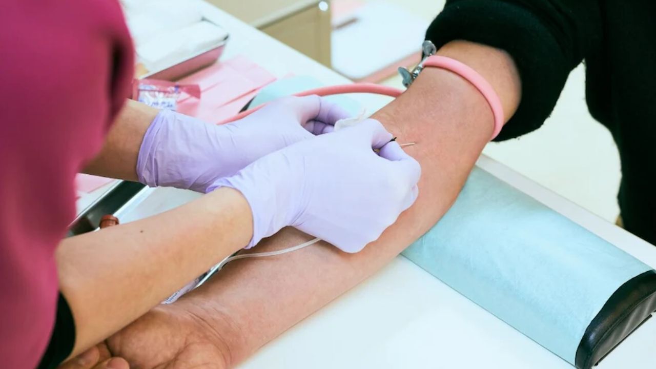 पलवल के सीएमओ डॉ. सतिंदर वशिष्ठ ने बताया कि 1 फरवरी से जांच शुरू हुई। 1,100 पानी के सैंपल और 2,100 से अधिक घरों की स्क्रीनिंग की गई। दो मरीजों में हेपेटाइटिस बी और सी की पुष्टि हुई। प्रारंभिक रिपोर्ट में लिवर संक्रमण और मल्टी ऑर्गन फेलियर से मौतों को जोड़ा गया।(फोटो सोर्स- इंटरनेट)