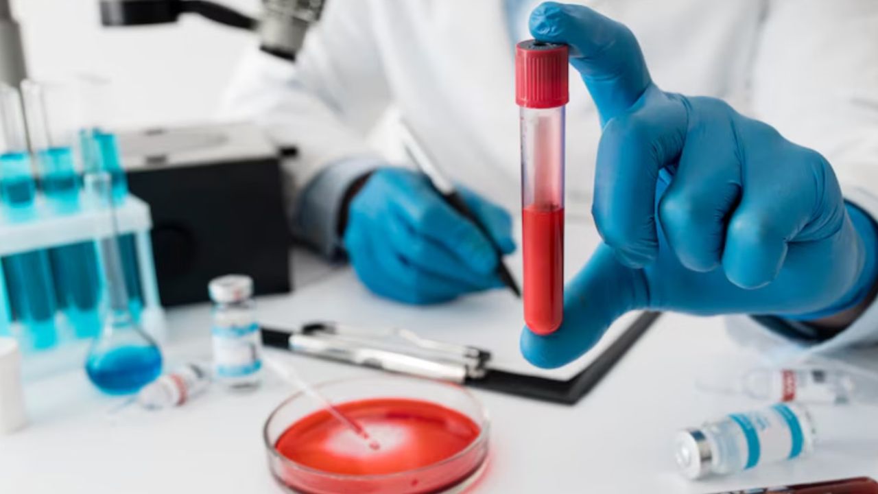 नेशनल सेंटर फॉर डिजीज कंट्रोल की टीम विस्तृत जांच कर रही है। अब तक तीन अस्थायी मेडिकल कैंपों में 2,000 से अधिक लोगों की जांच हुई और 32 मरीजों में हेपेटाइटिस बी व सी की पुष्टि हुई। प्रशासन हेपेटाइटिस के साथ अन्य इंफेक्शन और पानी की गुणवत्ता की भी जांच कर रहा है।(फोटो सोर्स- इंटरनेट)