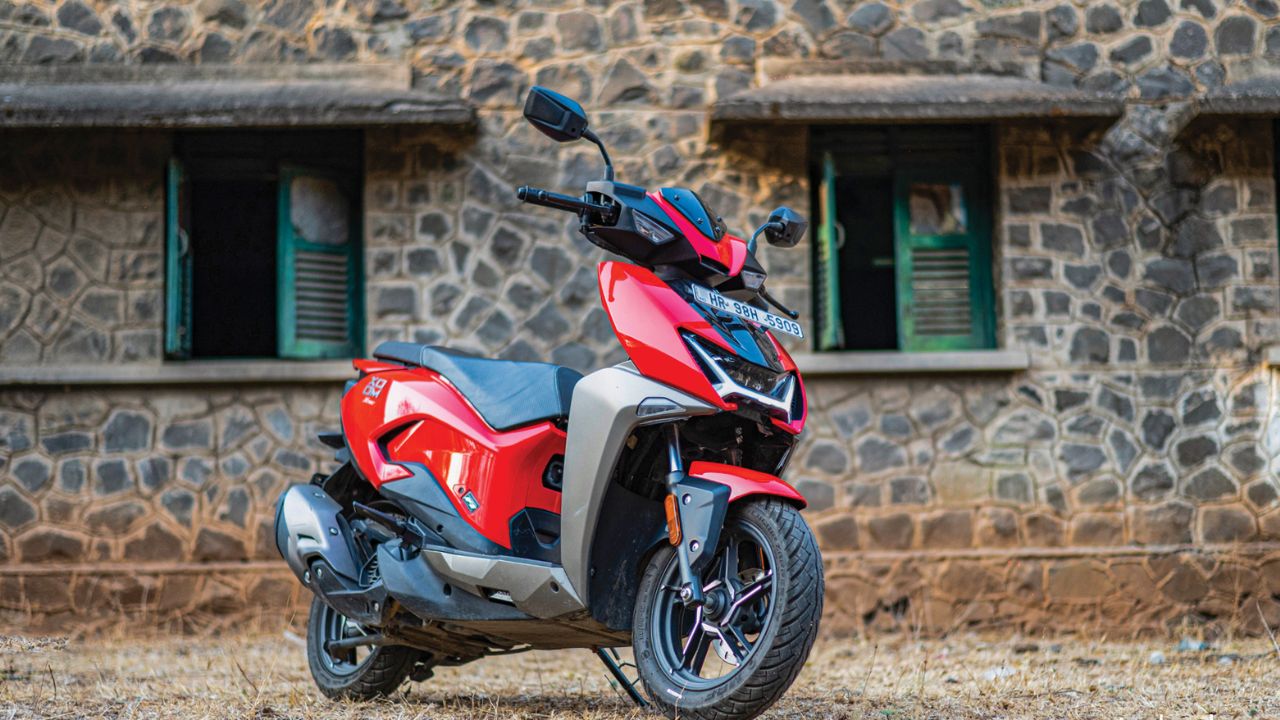 इस स्मार्ट स्कूटी में कैमरा, रडार और अत्याधुनिक सेंसर लगाए गए हैं, जो रियल टाइम में सड़क की गतिविधियों को स्कैन करते हैं। ऑटोमैटिक ब्रेकिंग सिस्टम: सामने अचानक वाहन या पैदल यात्री आने पर सिस्टम तुरंत चेतावनी देगा और जरूरत पड़ने पर ब्रेकिंग में मदद करेगा। ब्लाइंड स्पॉट अलर्ट: साइड से आने वाले वाहनों की जानकारी डिस्प्ले या संकेतक के जरिए मिलेगी। स्लीपी राइडर अलर्ट: राइडर की आंखों और चेहरे की गतिविधि का विश्लेषण कर थकान के संकेत मिलने पर अलर्ट जारी होगा। लेन कीपिंग असिस्ट: हाईवे पर स्कूटी को लेन में बनाए रखने के लिए गाइडेंस मिलेगा। कनेक्टेड फीचर्स: व्हीकल-टू-व्हीकल कम्युनिकेशन के जरिए आगे की गाड़ी के ब्रेक लगाने की सूचना पहले मिल सकती है। (Img Source: google) इस स्मार्ट स्कूटी में कैमरा, रडार और अत्याधुनिक सेंसर लगाए गए हैं, जो रियल टाइम में सड़क की गतिविधियों को स्कैन करते हैं। ऑटोमैटिक ब्रेकिंग सिस्टम: सामने अचानक वाहन या पैदल यात्री आने पर सिस्टम तुरंत चेतावनी देगा और जरूरत पड़ने पर ब्रेकिंग में मदद करेगा। ब्लाइंड स्पॉट अलर्ट: साइड से आने वाले वाहनों की जानकारी डिस्प्ले या संकेतक के जरिए मिलेगी। स्लीपी राइडर अलर्ट: राइडर की आंखों और चेहरे की गतिविधि का विश्लेषण कर थकान के संकेत मिलने पर अलर्ट जारी होगा। लेन कीपिंग असिस्ट: हाईवे पर स्कूटी को लेन में बनाए रखने के लिए गाइडेंस मिलेगा। कनेक्टेड फीचर्स: व्हीकल-टू-व्हीकल कम्युनिकेशन के जरिए आगे की गाड़ी के ब्रेक लगाने की सूचना पहले मिल सकती है। (Img Source: google)