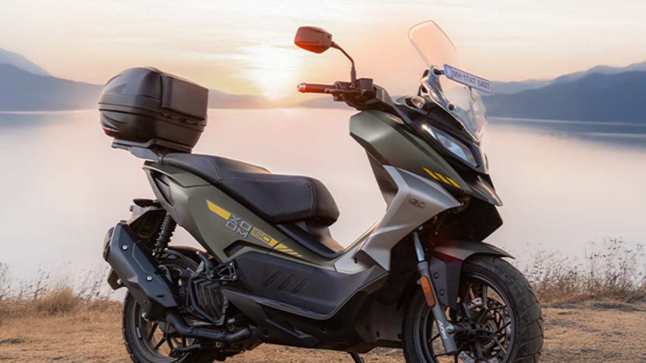 सड़क सुरक्षा से जुड़े आंकड़ों के अनुसार, देश में होने वाली कुल सड़क दुर्घटनाओं में लगभग 45 प्रतिशत मौतें दोपहिया चालकों की होती हैं। कारों में पहले से ही ऑटोमैटिक ब्रेकिंग, लेन असिस्ट और ब्लाइंड स्पॉट डिटेक्शन जैसे फीचर्स उपलब्ध हैं, लेकिन स्कूटी और बाइक में ऐसी उन्नत सुरक्षा तकनीक अब तक नहीं थी। समिट में पेश की गई Hero Xoom के कॉन्सेप्ट मॉडल में यही कमी पूरी करने की कोशिश की गई है। (Img Source: google) सड़क सुरक्षा से जुड़े आंकड़ों के अनुसार, देश में होने वाली कुल सड़क दुर्घटनाओं में लगभग 45 प्रतिशत मौतें दोपहिया चालकों की होती हैं। कारों में पहले से ही ऑटोमैटिक ब्रेकिंग, लेन असिस्ट और ब्लाइंड स्पॉट डिटेक्शन जैसे फीचर्स उपलब्ध हैं, लेकिन स्कूटी और बाइक में ऐसी उन्नत सुरक्षा तकनीक अब तक नहीं थी। समिट में पेश की गई Hero Xoom के कॉन्सेप्ट मॉडल में यही कमी पूरी करने की कोशिश की गई है। (Img Source: google)