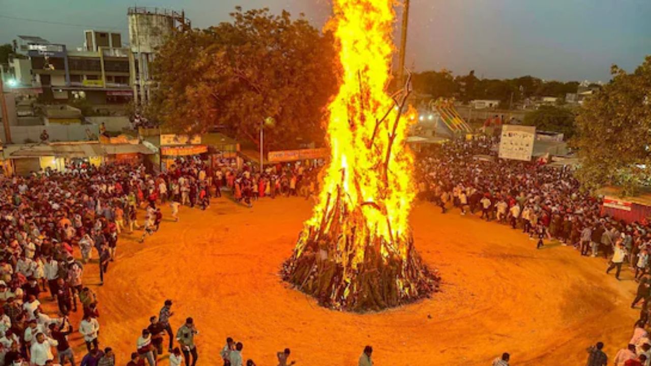 रिवाज या जिम्मेदारी! होलिका दहन में बदलती परंपरा, अब पर्यावरण को ध्यान में रखकर जुट रही लकड़ी; जानें कैसे बदला तरीका?