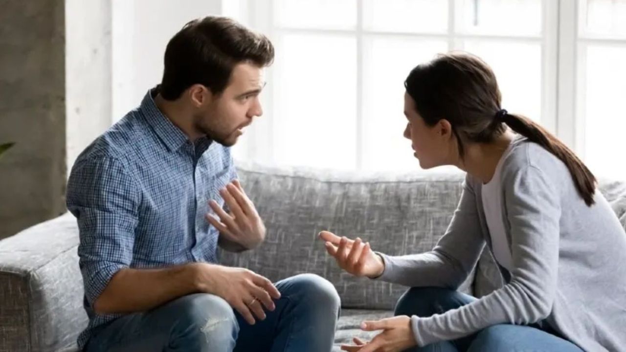 रिलेशनशिप एक्सपर्ट के मुताबिक, किसी भी शादी का मजबूत आधार ईमानदार और खुली बातचीत है। पति-पत्नी को शांति से एक-दूसरे की बात सुननी चाहिए और यह समझना चाहिए कि नाराजगी या ताने की असली वजह क्या है। बिना टोके या जज किए बात सुनना रिश्ते में भरोसा बनाने की पहली शर्त है।(फोटो सोर्स- इंटरनेट)