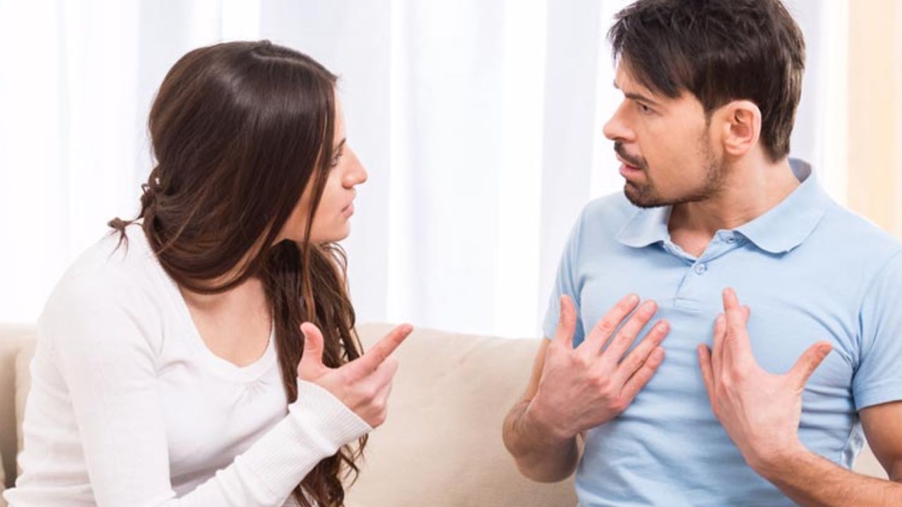 रिश्ते को बेहतर बनाने के लिए आत्ममंथन और खुद पर काम करना आवश्यक है। कम्युनिकेशन स्किल, संवेदनशीलता और समझदारी में सुधार छोटे बदलाव लाकर बड़ा फर्क डाल सकते हैं। यह कदम पति-पत्नी दोनों को बेहतर जीवनसाथी बनने में मदद करता है।(फोटो सोर्स- इंटरनेट)