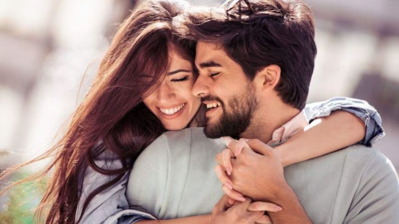 रिश्ते में अपनापन बनाए रखने के लिए छोटे-छोटे जेस्चर जैसे प्यार भरे शब्द, सहयोग और सम्मान दिखाना महत्वपूर्ण है। इससे सामने वाले को यह एहसास होता है कि वह रिश्ते में अहम है। धैर्य रखना भी जरूरी है क्योंकि परिवर्तन में समय लगता है।(फोटो सोर्स- इंटरनेट)