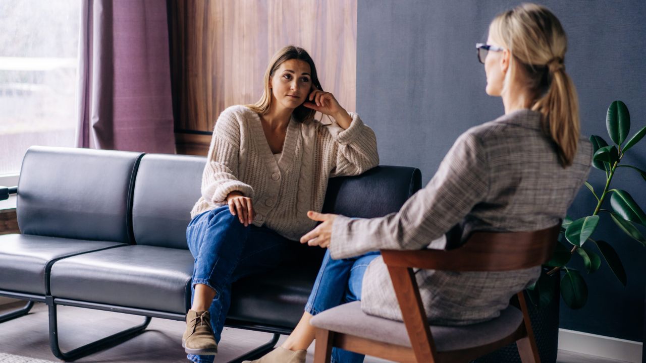 यदि हालात लगातार बिगड़ रहे हैं और तनाव बढ़ता जा रहा है, तो कपल काउंसलिंग से हिचकना नहीं चाहिए। पेशेवर काउंसलर बातचीत को सही दिशा दे सकता है और रिश्ते में सुधार की राह खोल सकता है। समय पर मदद लेना कमजोरी नहीं, बल्कि समझदारी है।(फोटो सोर्स- इंटरनेट)