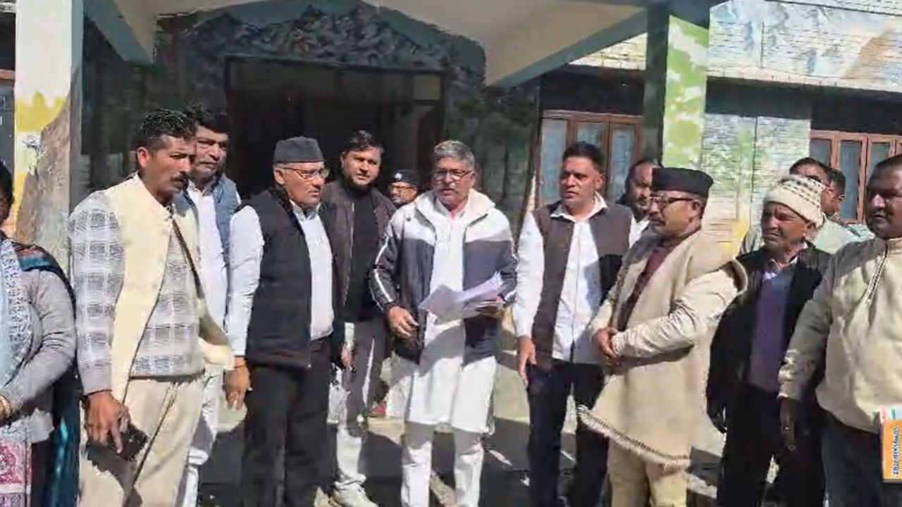 जंगल से बढ़ता खतरा, रुद्रप्रयाग में कांग्रेस का डीएफओ कार्यालय घेराव, वन्यजीव हमलों पर सख्त मांग
