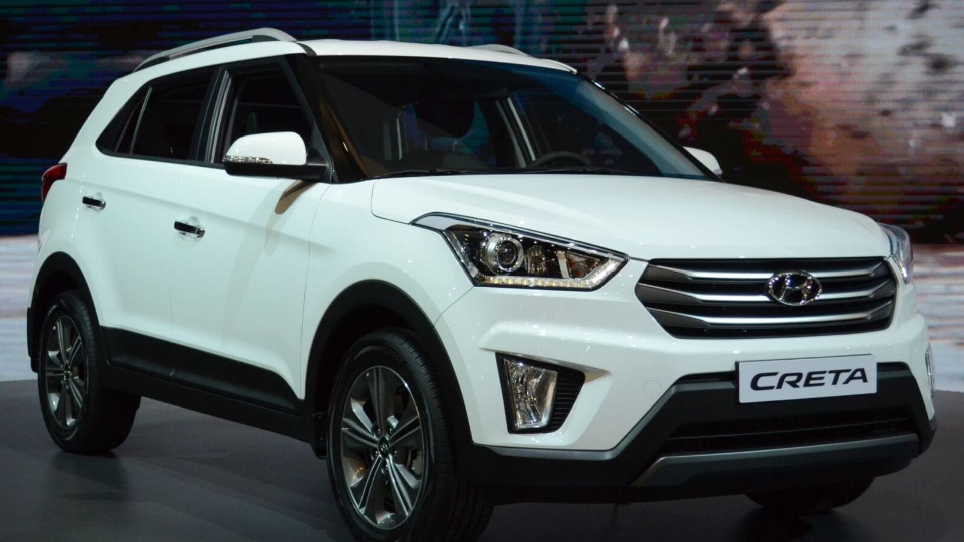 नई जनरेशन Hyundai Creta का सबसे बड़ा अपडेट इसका हाइब्रिड इंजन ऑप्शन माना जा रहा है। खबर है कि कंपनी अपने 1.5 लीटर पेट्रोल इंजन को हाइब्रिड टेक्नोलॉजी के साथ पेश कर सकती है। इससे बेहतर माइलेज और कम उत्सर्जन मिलेगा। हालांकि, मौजूदा पेट्रोल और डीजल इंजन विकल्प पहले की तरह जारी रहने की संभावना है, ताकि ग्राहकों को ज्यादा ऑप्शन मिल सकें। (img source: google)