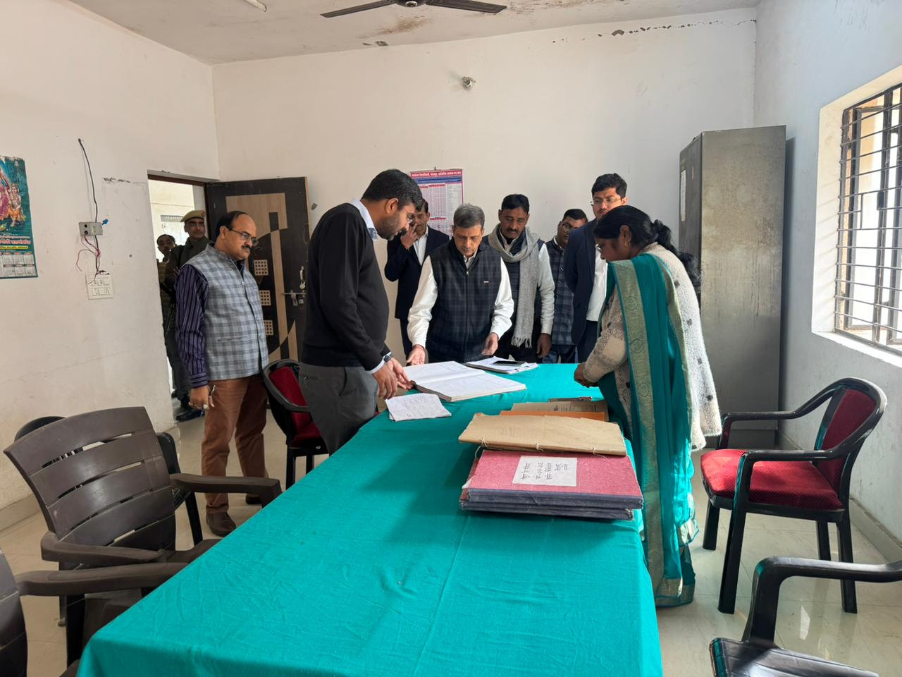 Gorakhpur News: डीएम के औचक निरीक्षण से भौचक तहसील कैंपियरगंज, अफसरों को दी ये हिदायत