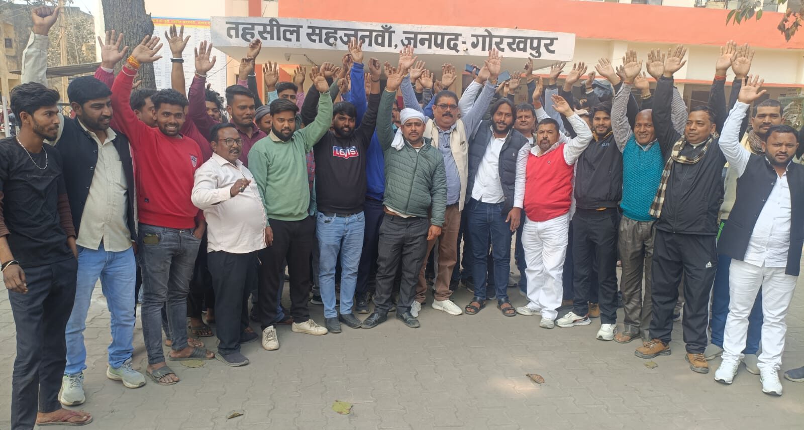 Gorakhpur Road Accident: जाम और दुर्घटनाओं से परेशान ग्रामीणों का तहसील पर प्रदर्शन, ज्ञापन सौंपा