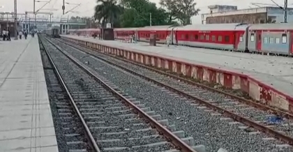 Raebareli: चलती ट्रेन से गिरा युवक, ऊंचाहार एक्सप्रेस हादसे से मचा हड़कंप