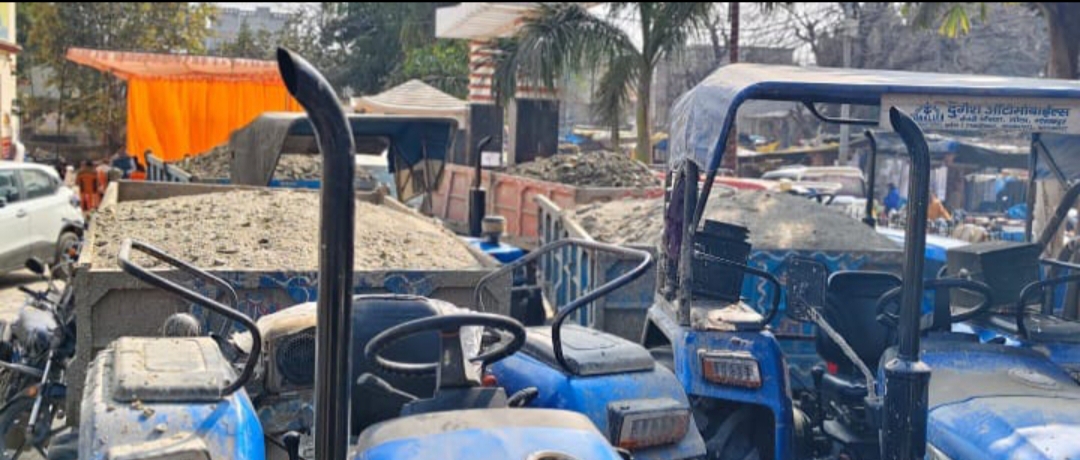 Gorakhpur Mining Crackdown: अवैध खनन पर बड़ी कार्रवाई, कई ट्रैक्टर-ट्रॉली और लोडर सीज