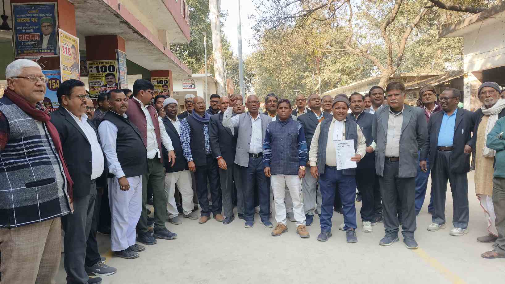 खजनी तहसील में उबाल, एडीएम–सीआरओ के सामने अधिवक्ताओं का प्रदर्शन; की ये बड़ी मांग